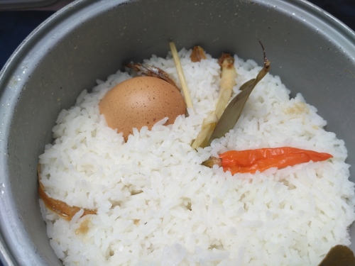 nasi liwet masak di rice cooker. harum daun jeruk dan serainya yak ampuuun. 